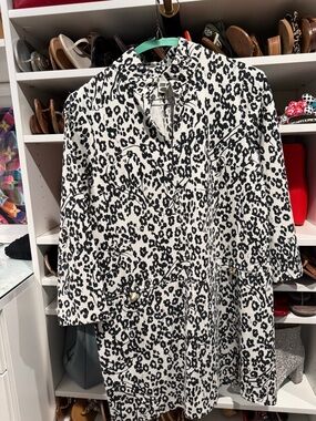Lilly Pulitzer Rosie Black and White Leopard Print Shift Dress it is stretchy.